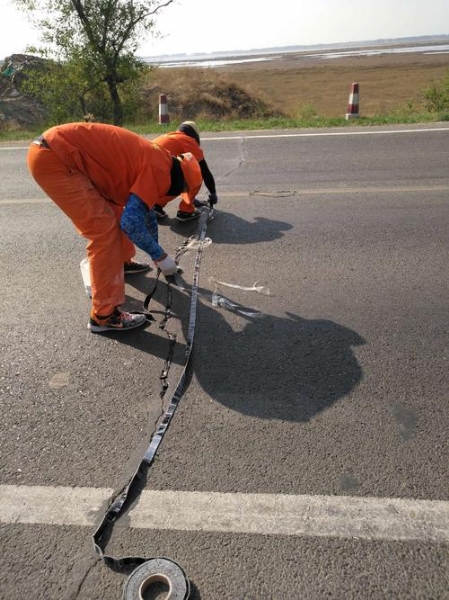 瀝青路面貼縫帶施工要注意什么