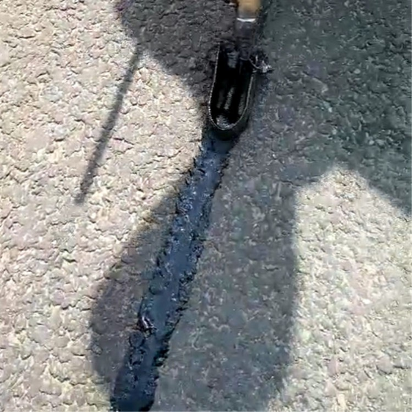 瀝青灌縫膠補(bǔ)縫補(bǔ)漏簡(jiǎn)單方法