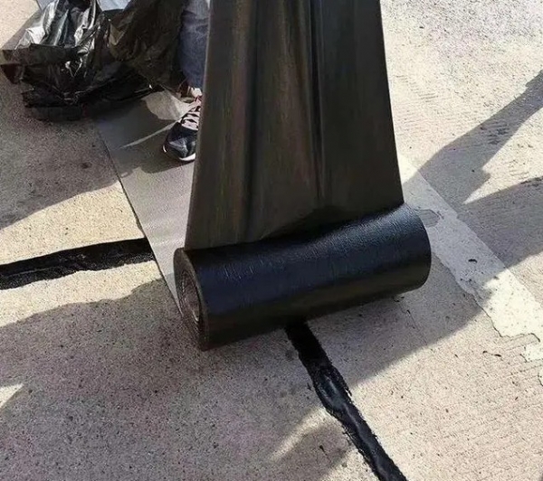 如何發(fā)揮防裂貼的作用