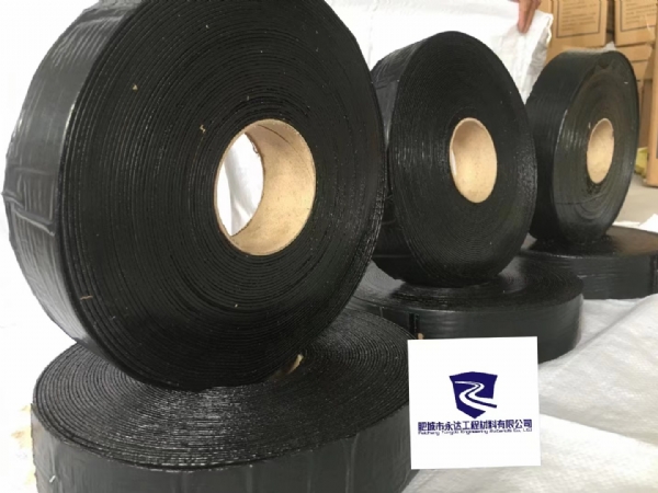 瀝青貼縫帶是一種新型路面修補(bǔ)材料